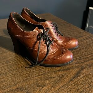 Born Oxford heel